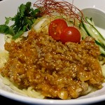 鶏そば・ラーメン Tonari - 肉味噌その他が盛られた多加水麺