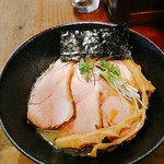 貝ガラ屋 - チャーシュー、刻み白葱、糸唐辛子、かいわれ、長い柔らか穂先メンマ、小さな海苔１枚。