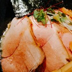 貝ガラ屋 - +３００円でチャーシュー増しにすると、大きめ厚めの弾力のある低温調理チャーシューが１枚から３枚に。