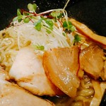 貝ガラ屋 - そして、同じ香福豚でも？違う部位の小さめ柔らかめ煮豚が２枚。