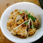 貝ガラ屋 - 小さめの貝めしは２２０円。ほたての貝柱がひとつ載ります。貝出汁の風味と醤油の塩気は強いですね。