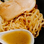 貝ガラ屋 - 少しグレーがかったような濁ったスープと切り刃１６番ウェーブ。