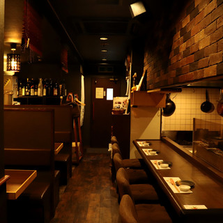 A calm space with a Japanese theme. Private rooms are also available.