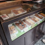 清寿軒 - 年季の入った商品棚