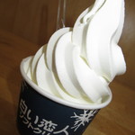 さっぽろ時計台 北のブランドショップ - 白い恋人ソフトクリーム　３５０円（税込）【２０１８年６月】