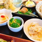 日和 - ランチは品数多し