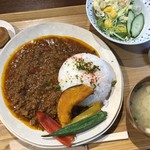 midori食堂 - ◆彩野菜と茄子のキーマカレー定食（900円：税込）を。 キーマカレー・お味噌汁・サラダ・プチデザートなど。