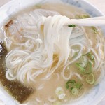 天琴ラーメン - 麺は玉名系