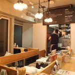 トマトマン - コンクリ打ちっぱなしの清潔感のある店内