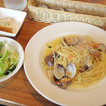 日替わりパスタランチセット　８９０円　ボンゴレ・ビアンコ（活アサリのスパゲティーニ）