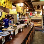 ゆうちゃん - お店を入ると、先ずはテーブルとカウンター席。