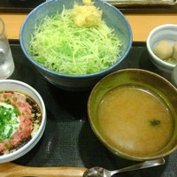 魚屋 小次朗 - マグロユッケ丼1000円(税込)
                    お店の方には大変恐縮ですが、
                    タレの量が多すぎるので、少し捨てるか、
                    醤油で頂くのもありかと思います！
                    それくらい鮪自体が美味しいです( ￣▽￣)
