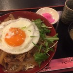 さくら草 - ♪豚スタミナ丼（目玉焼き付）¥650