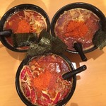 RED HOT NOODLES - 手前 7000 奥の2つ 4000