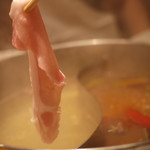 四川料理･薬膳火鍋 花椒庭 - 豚肉投入