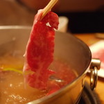 四川料理･薬膳火鍋 花椒庭 - 牛肉投入