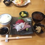 東 - 立派な刺身定食です。(^^)