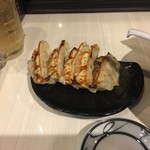麺屋 武一 - 肉汁鶏餃子5個入と角ハイボール