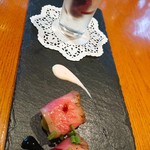 収穫月 - アミューズ。レッドチェリーのピクルスとローストビーフ