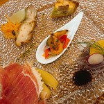 収穫月 - 前菜盛り。左下に切り立ての歯ごたえある生ハム・キウイ。