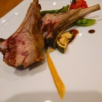収穫月 - 肉料理。乳飲み仔牛の骨付きロース肉のグリル。凄い柔らかくて味も素敵！！