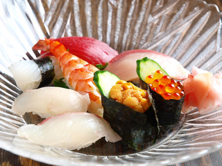 Gem Bu - 新鮮なネタで豊富なにぎり寿司。ぜひご賞味ください。