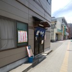 そば処 久楽 - 小松島の通りと店前を撮りたかったのだが、我が事ならず、だ。