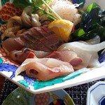 魚山人 - スタートはお造りから…この量が半端ない(^-^;