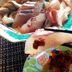 魚山人 - 刺身は赤柚子胡椒で頂きます。