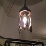 珈の菓 - 入り口をくぐると、カトラリーの照明がお出迎え