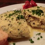 ビーボ デイリースタンド - 「黒トリュフのオムレツ」（カットしたところ）：トリュフの香りと旨みが心地良い♪