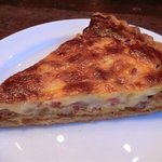 ビーボ デイリースタンド - 「玉ねぎとべーコンのキッシュ」：玉子と生クリームの濃厚な旨み！サクサクのパイ生地♪