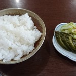 支那そば 佐川 - 半ライスとお新香。ここの古漬けは最高です！