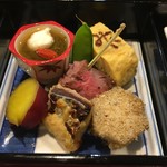 和食みた - 真ん中のローストビーフはお味噌が間に挟んであります