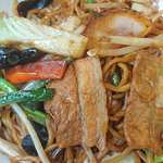 れんげ食堂Toshu - れんげ食堂 Toshu 板橋仲宿店 中華屋さんのソース焼きそばに使われるたっぷりんこの豚肉・キャベツ・モヤシ・木耳・ニンジン・韮