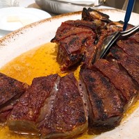 Empire Steak House Roppongi - 嗚呼、美味い。酸味も感じる。700℃のオーブンで火入れをした肉。バターの衣を纏い外はカリっと。