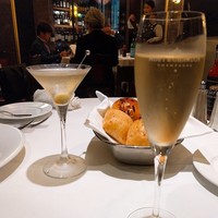 Empire Steak House Roppongi - 最初はビールにしようかな〜？と悩んでいると、グラスのシャンパンが自動的にでてきた。頭が回ってない事を察知されたらしいw