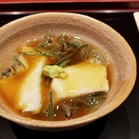 室町 和久傳 - 先付けの汲み上げ豆腐と蓴菜。上に見えるのは食前酒の竹酒。目の前のまな板で鱧を骨切りしてみせてくれる。鱧はいったん厨房へさがりのちほど 登場。