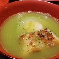 室町 和久傳 - エンドウ豆の競り流しと焼き鰻の碗。なんとかいう芋の蒸し物が白瓜に巻かれた種。鰻には軽く葛餡がかかっていて汁を含んでいい感じ。あえて未熟な豆を使ってみずみずしい甘さを引き出すそうです。