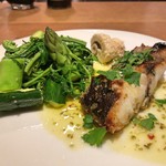 スガハラ - 鹿児島 伊佐木のグリル + おかひじき + きゅうり + アスパラ + こごみ + こしあぶら（アップ）