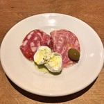 スガハラ - ハム + サラミ + 水牛のモッツァレラチーズ + 小桃の酢漬け