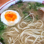 安全ラーメン - ゆで卵半分ラーメンに浮かべてみた。美味しかった。