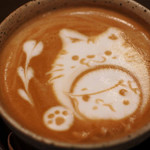 うさぎとぼく - いつも楽しみにしているカフェラテのラテアート。
      今日は「ねことぼく」だったよ。
      最近は地域猫(野良猫)の保護活動を熱心にされているうさぼくさん。