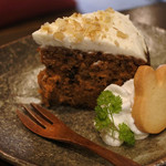 うさぎとぼく - スパイシーなケーキってどんなんだろう？って思ったら風味がとてもいいです。中に入ってるラムレーズンもいい感じ。上にはクリームチーズとクランチしたクルミがのっているよ。甘いのが苦手な人にもぴったりだね。