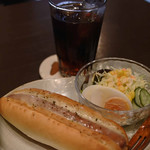 うさぎとぼく - いつもながら、うさぼくさんの珈琲は美味しいな～♪
      シンプルなホットドッグもボキらのお気に入りです。