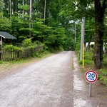 コンプレ堂 - 私道のようです。この先にお店が