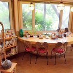 パンと珈琲の店　ねこのて - 窓際の席が好きです