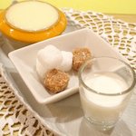 北欧料理リラ・ダーラナ - ミートボールのクリームソース 1000円 のバター、ミルク、角砂糖