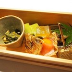 Furukawaomotenashi - おもてなし箱「常節旨煮、アスパラムース、蓬麩の安倍川、寄せ梅酒、白海老煎餅、九条葱味噌、鬼灯の生ハム巻き」