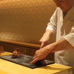 銀座 しのはら - 伊勢海老さばき中